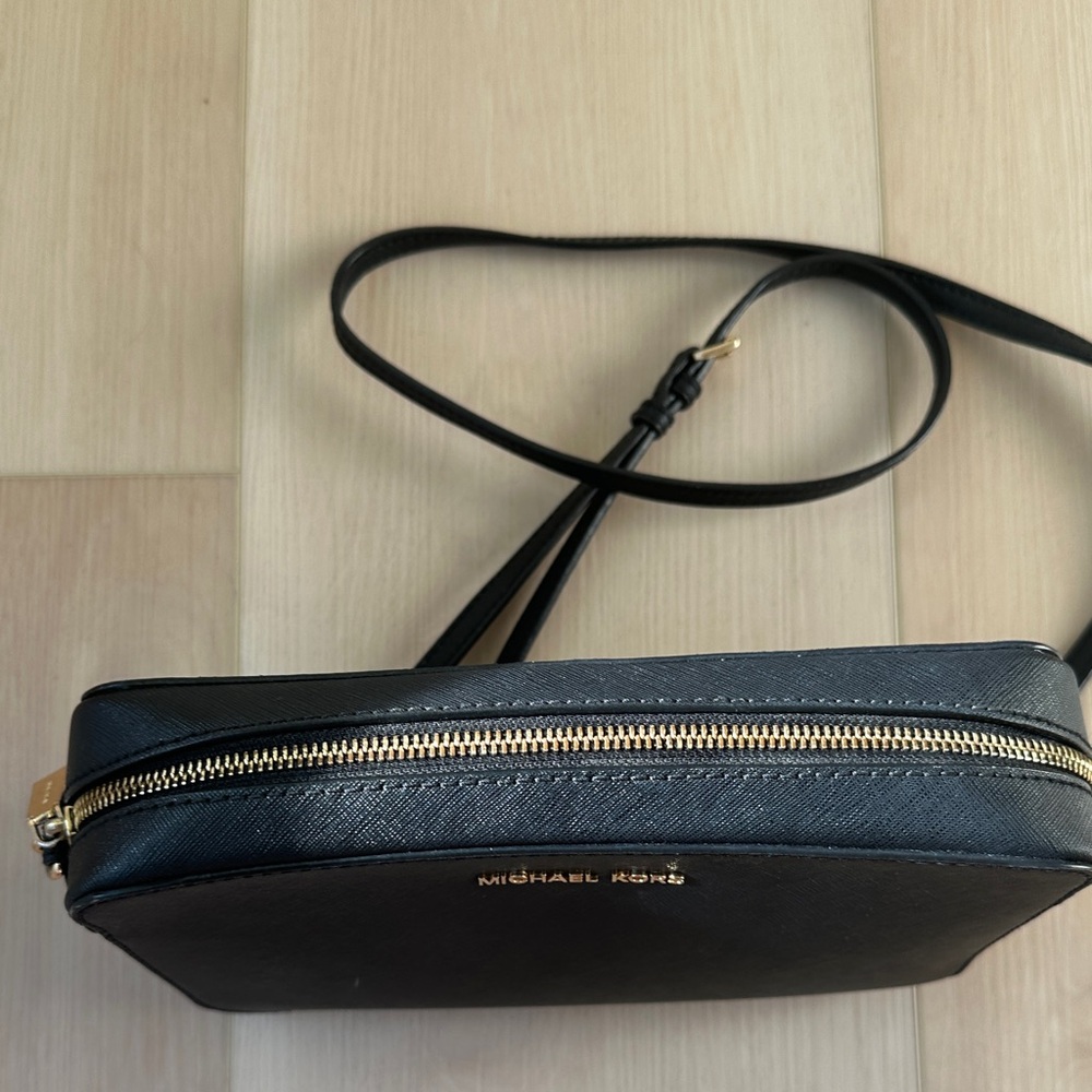 Michael Kors Black Crossbody with Gold Chain in Great Condition! - Picture 3 of 7